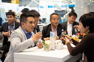 Vietnamese delegates in discussion following the session on the German healthcare market @ GTAI booth.