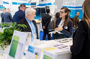 Digital healtcare expert Julia Pietsch (on the right) in consultation with an interested visitor.