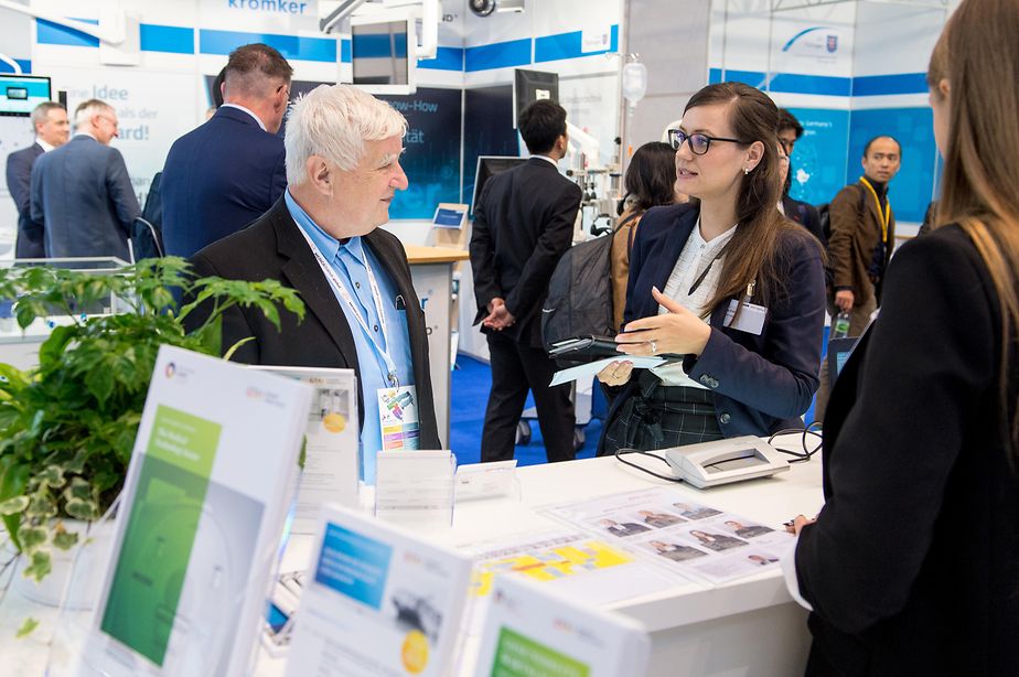 Digital healtcare expert Julia Pietsch (on the right) in consultation with an interested visitor.
