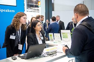 Export promotion expert (Asia/Pacific area) Katharina Viklenko and hostess Safa-Al Dilaimi at GTAI's information counter (from left to right).