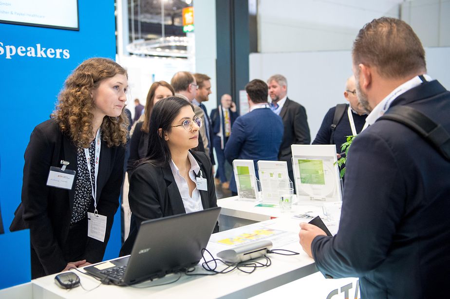 Export promotion expert (Asia/Pacific area) Katharina Viklenko and hostess Safa-Al Dilaimi at GTAI's information counter (from left to right).