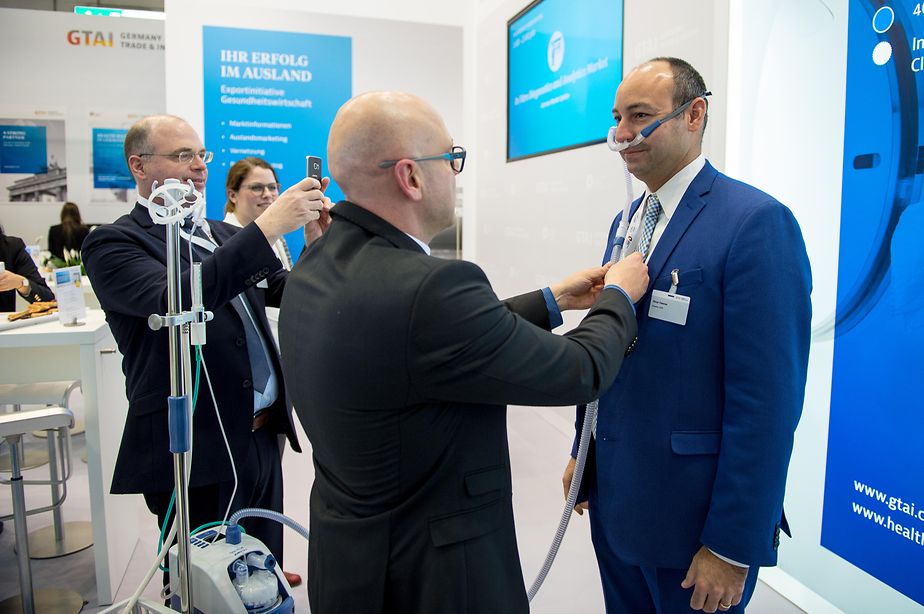 Our Washington representative Omar Oweiss (on the right) receives a product demonstration by Peter Wahl, product manager respiratory and acute care at Fisher & Paykel, captured via camera by Dr. Marcus Schmidt, director GTAI healthcare team (on the left).