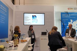 German market presentation "Export von Medizintechnik in die USA – FDA und Zoll" held by our export promotion experts Susanne Scholl and Melanie Volberg and our external speaker Dr. Thilo Kaltenbach | Roland Berger Pharma & Healthcare Competence Center München (from left to right).