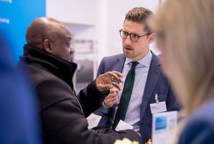 Export promotion expert Kilian Dick in consultation with an interested visitor.