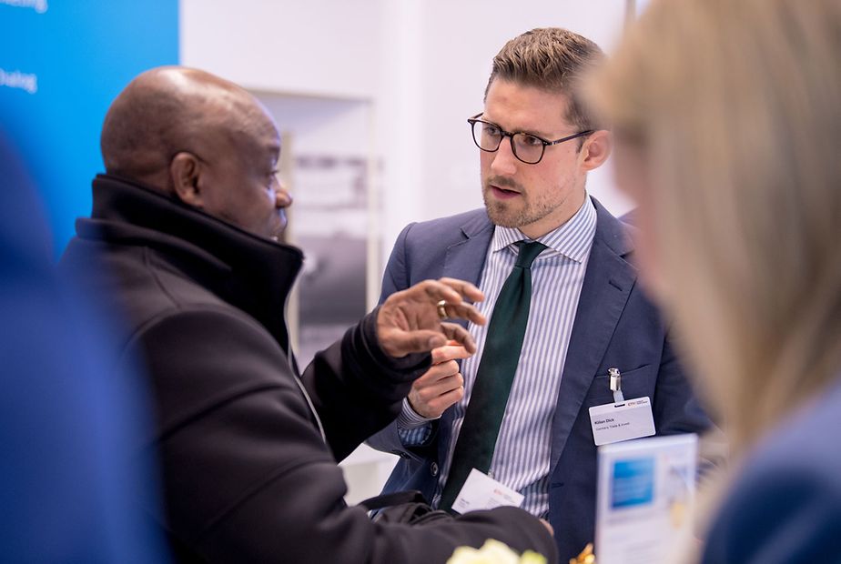 Export promotion expert Kilian Dick in consultation with an interested visitor.