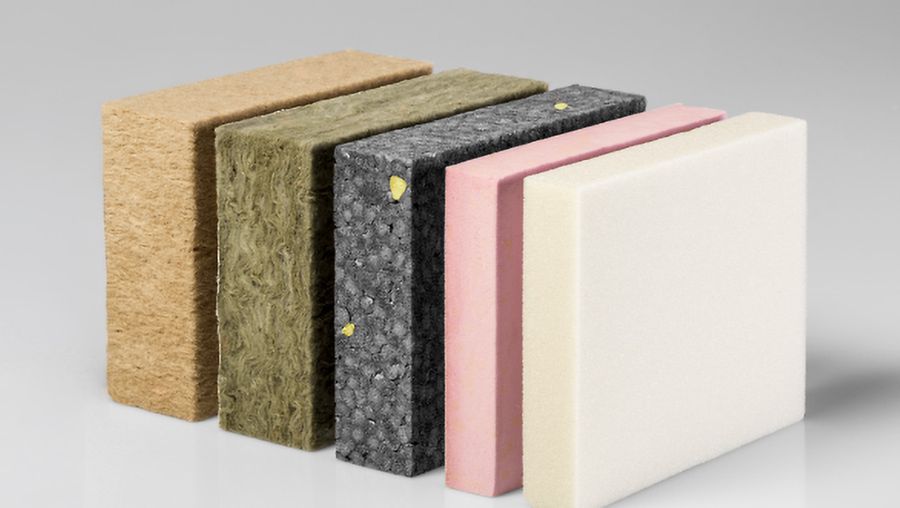 Verschiedene Dämmstoffplatten aus Natur- und Kunstfasern in unterschiedlichen Farben.