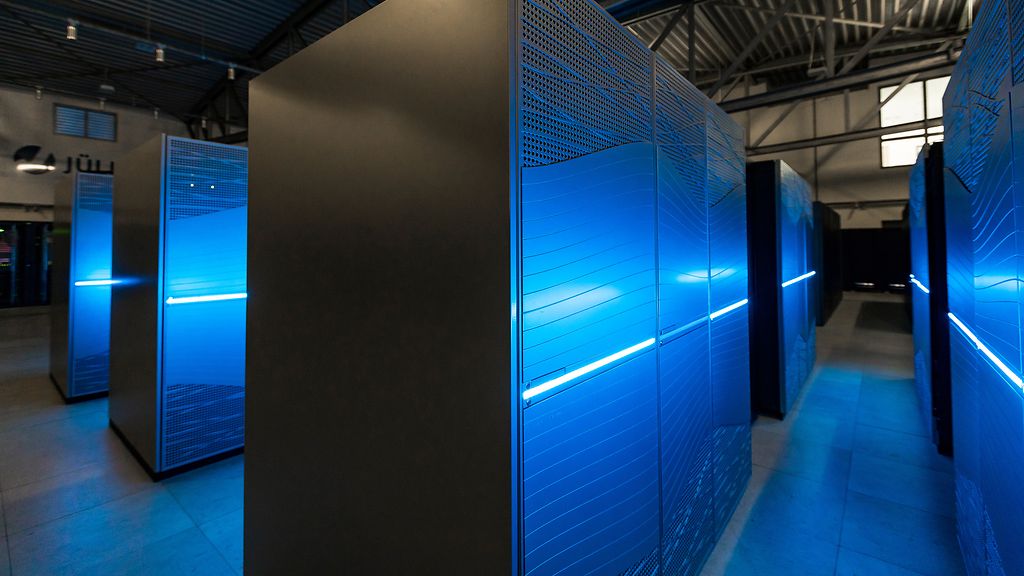Mit JUWELS verfügt das Forschungszentrum über einen Supercomputer, der zu den schnellsten der Welt gehört. Der Rechner ist bei Forschern aus ganz Europa hochbegehrt. Das System wird unter anderem für Simulationen in der Hirnforschung verwendet, etwa im europäischen Human Brain Project (HBP).