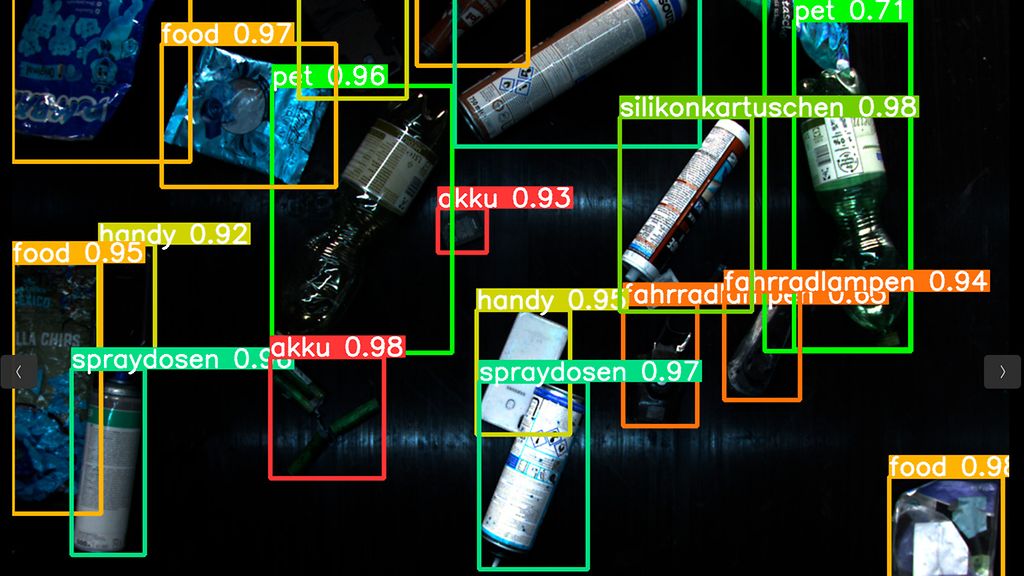 Nahaufnahme verschiedener Abfallprodukte wie Spraydosen und PET-Flaschen auf dunklem Hintergrund mit farbigen Markierungsrahmen und Beschriftungen.
