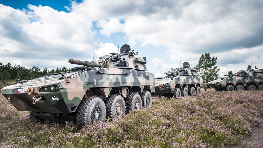 Achträdrige Militärfahrzeuge in Tarnfarben mit Geschützturm und Kanone