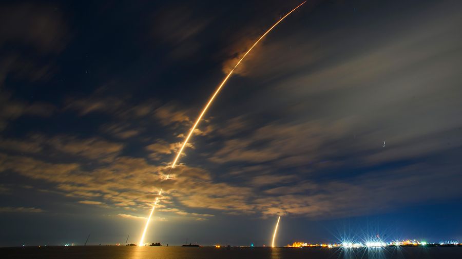 Cape Canaveral, Florida: Eine Falcon-9-Rakete von SpaceX hebt in der Nacht vom Space Launch Complex-40 ab.