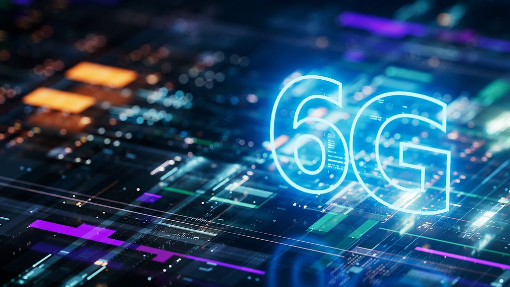 Leuchtende 6G-Schrift über einer abstrakten Leiterplatte. Symbolbild für den Mobilfunkstandard 6G in der Industrieautomation