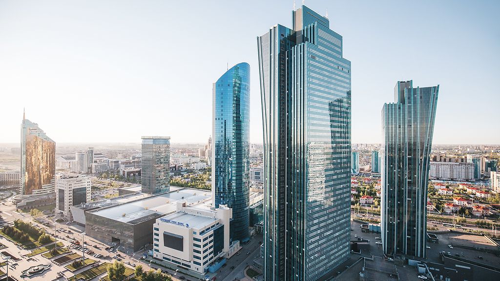 Wolkenkratzer entlang Nurzhol Bulvar in der Innenstadt von Astana, Kasachstan | © Getty Images/Matthew Payne Wolkenkratzer entlang Nurzhol Bulvar in der Innenstadt von Astana, Kasachstan
