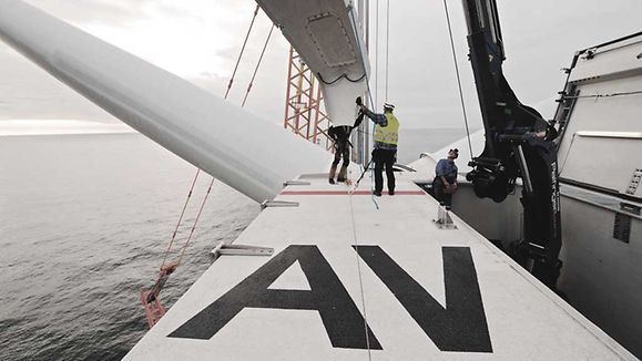 Rotormontage an einer REpower 5M im Offshore-Windpark Alpha Ventus