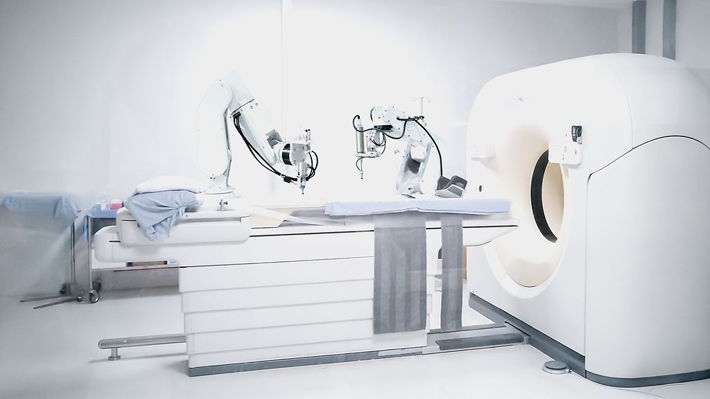 Medizinischer Roboter, Röntgengerät, Krankenhaus | © Getty Images/sompong_tom Medical robot of x-ray machines hospital computer, medizinischer Roboter, Roentgengeraet, Krankenhaus