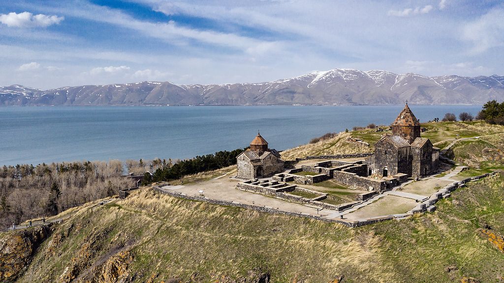 Sevanavank (or Sevan monastery) in the shore of Lake Sevan in the Gegharkunik Province of Armenia. The monastery of Sevanavank was founded in 874 and belongs to the national church of Armenia, the Armenian Apostolic Church, Armenien, Sevan-Kloster