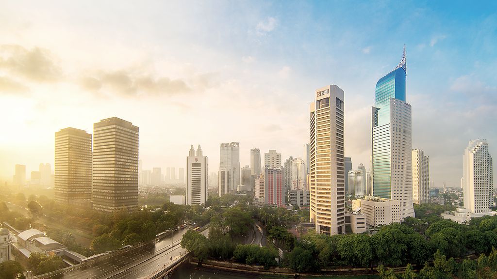 Jakarta First Sunrise 2016, gelegen in der Sudirman Street, Business District Center mit ikonischem BNI 46 Gebaeude.