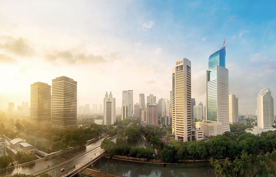 Indonesien: Jakarta | © GettyImages/Abdul Azis Jakarta First Sunrise 2016, gelegen in der Sudirman Street, Business District Center mit ikonischem BNI 46 Gebaeude.