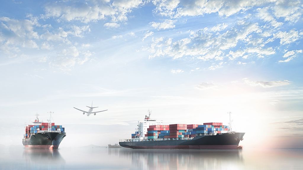 Logistik und Transport von internationalen Containerschiffen und Frachtflugzeugen im Ozean am Sonnenuntergang, Güterverkehr, Schifffahrt