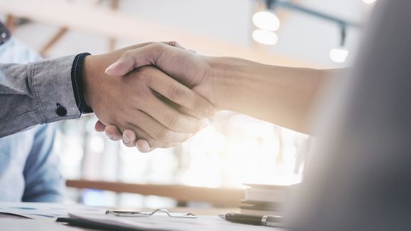 Geschäftskollegen die Hände schütteln im Büro; Konzepte; Partner