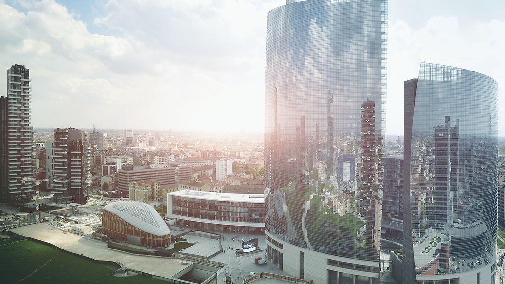 Spiegelung des neuen modernen Stadtteils in Mailand