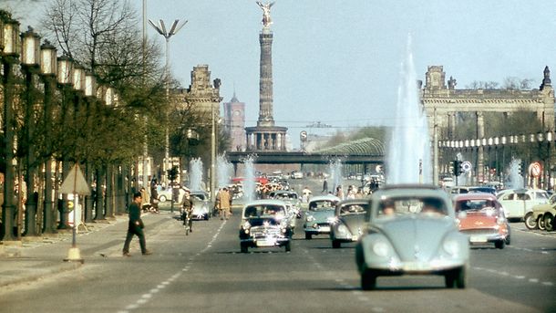 Verkehr auf der Straße nahe der Siegessaeule, Berlin, Deutschland