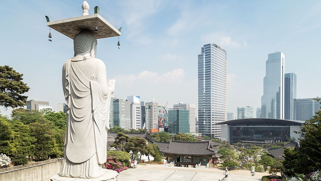 Mireuk Daebul Statue am Bongeunsa Tempel und Ansicht von Gangnam in Seoul, Suedkorea.