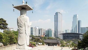 Mireuk Daebul Statue am Bongeunsa Tempel und Ansicht von Gangnam in Seoul, Suedkorea.
