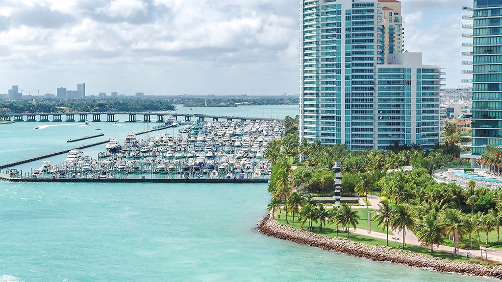 South Beach am Miami South Pointe Park mit hohen Wolkenkratzern und einem blauen sonnigen Sommerhimmel, Florida, USA.