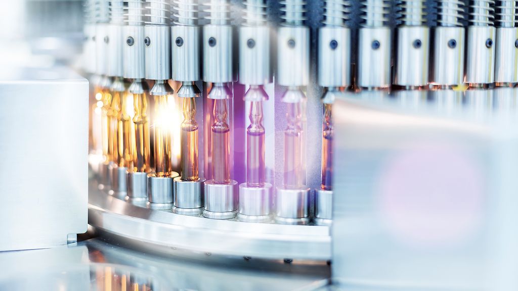 Optical control quality of a vials, pharmaceutical factory.Lens flare