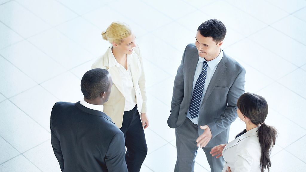 Geschäftsleute stehen zusammen und diskutieren