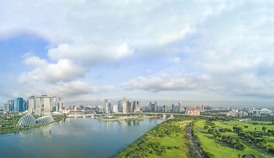 Singapur City Skyline und Marina Bay | © GettyImages/Calvin Chan Singapur Stadtbild und Skyline Blick von Marina Barrage Bereich über Drone Sicht |© Getty Images/Calvin Chan Wai Meng