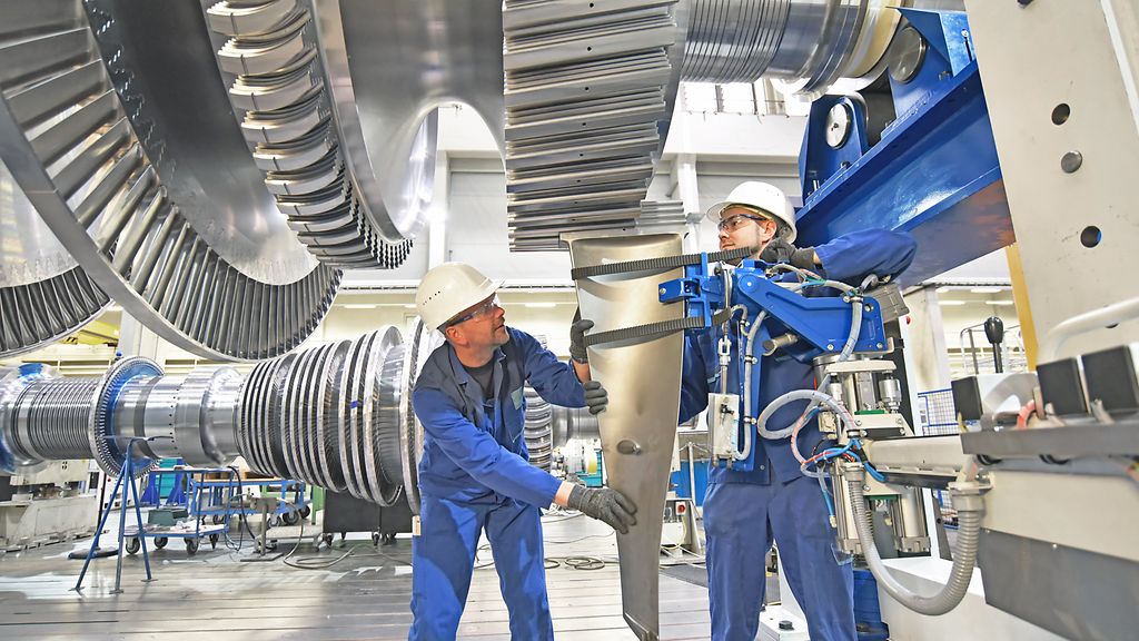 Techniker im Maschinenbau montieren eine Gasturbine f√ºr die Energiewirtschaft // Technician in mechanical engineering assemble a gas turbine for the power industry