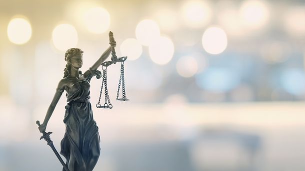 Justizgesetz Rechtskonzept. Statue der Gerechtigkeit oder Lady Justice mit Bokeh-Hintergrund. ©GettyImages/utah778