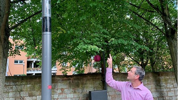 Christian Scholz, erklärt die smarte Beleuchtung und Kameras auf dem Festspielplatz