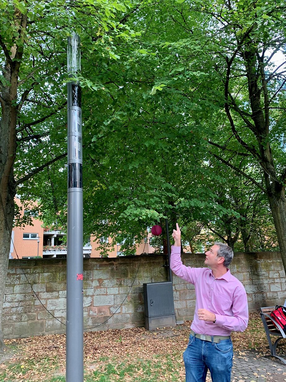 Christian Scholz, erklärt die smarte Beleuchtung und Kameras auf dem Festspielplatz