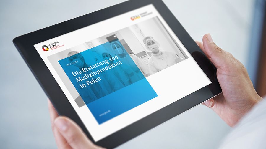 Mockup Infosheet Medizinprodukte Polen | © shapecharge Shot of a digital tablet being held by a businesswoman | © shapecharge/istock.com