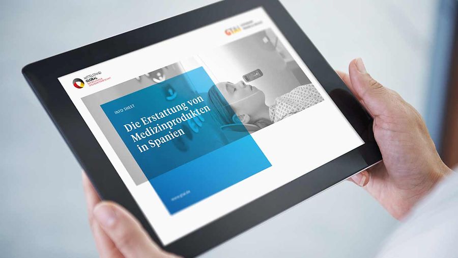 Infosheet Medizinprodukte Spanien | © shapecharge Shot of a digital tablet being held by a businesswoman | © shapecharge/istock.com