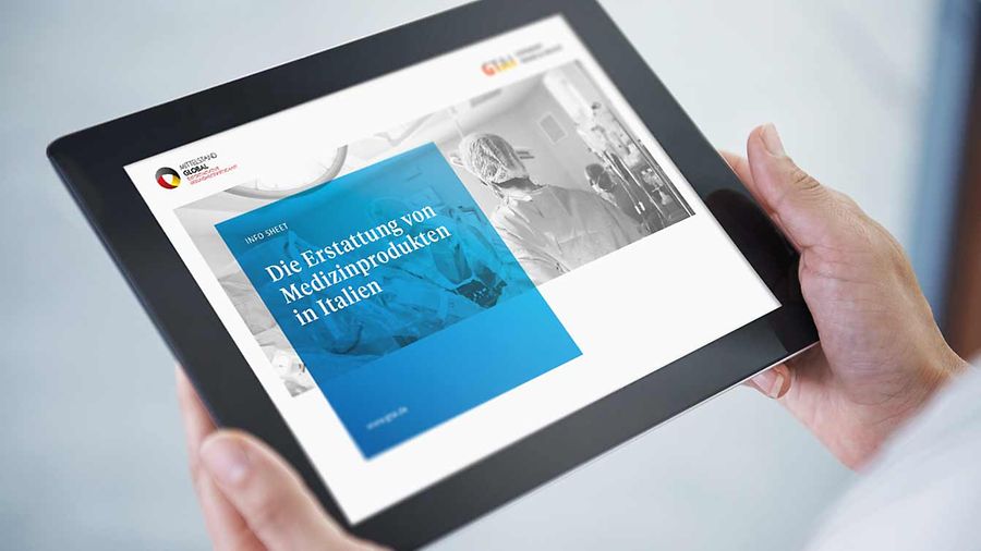 Infosheet Medizinprodukte Italien | © shapecharge Shot of a digital tablet being held by a businesswoman | © shapecharge/istock.com