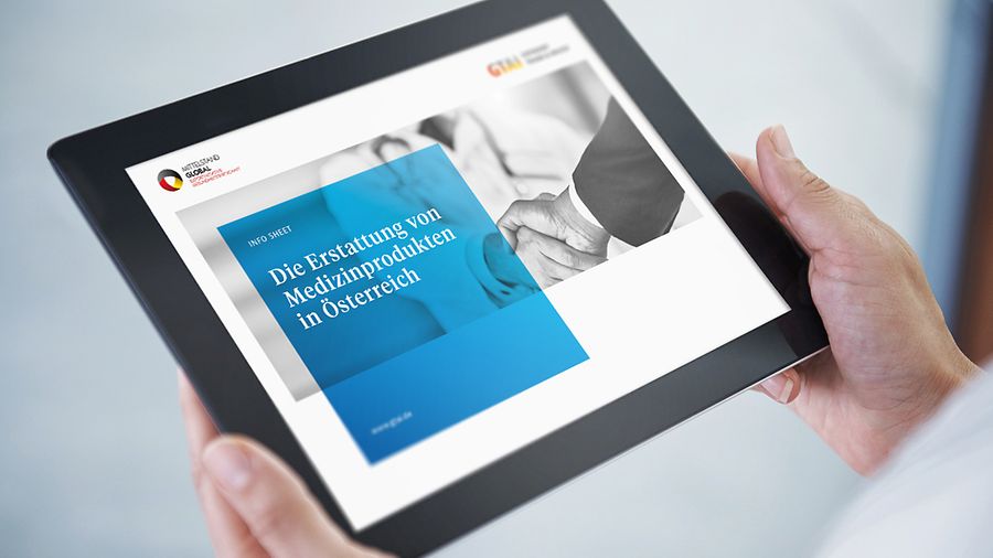 Infosheet Medizinprodukte Österreich | © shapecharge Shot of a digital tablet being held by a businesswoman | © shapecharge/istock.com