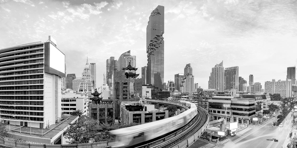Thailand; Bangkok Stadtbild Skyline mit Skytrain | © GettyImages/MongkolChuewong