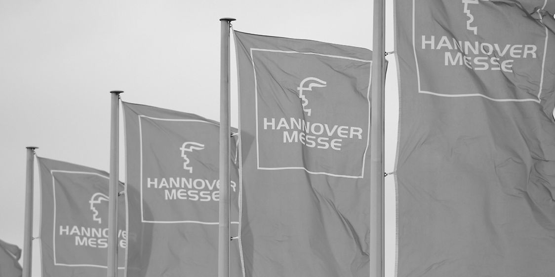 Flaggen mit dem Logo der Hannover Messe