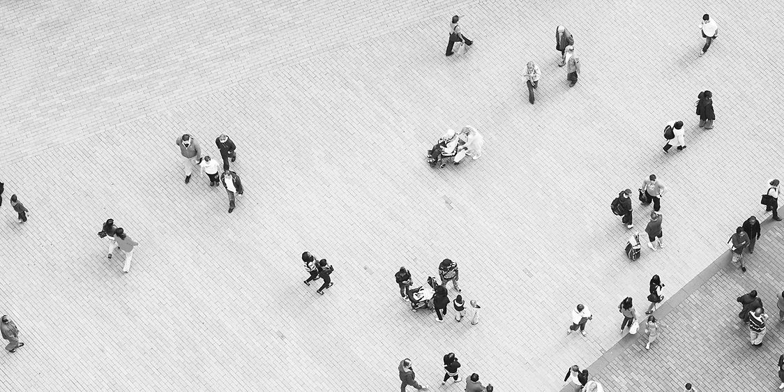 Viele Menschen auf einem öffentlichen Platz von oben photographiert